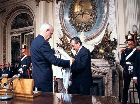 alfonsin-asume-1983