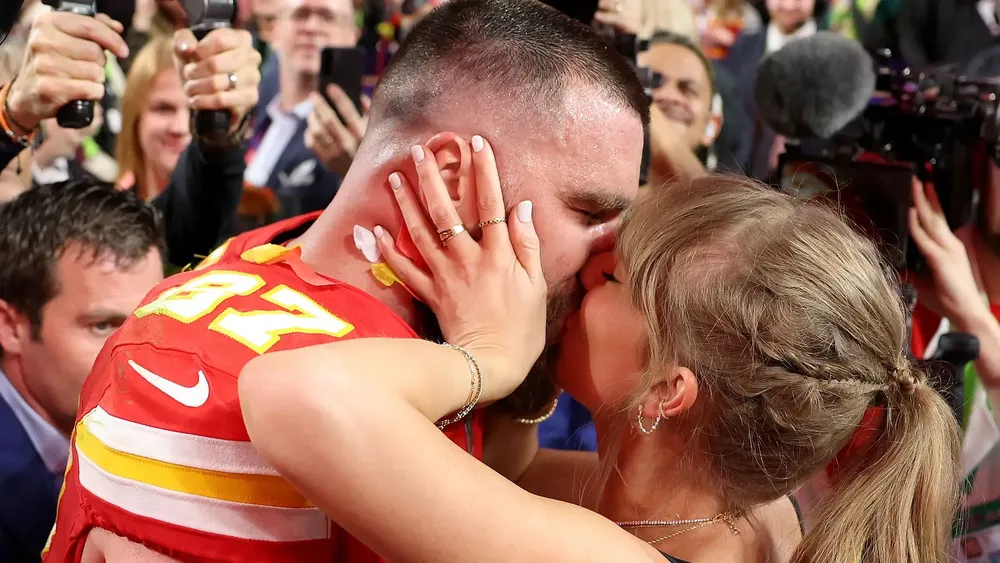 8e3a837c201c-taylor-swift-travis-kelce-kissing