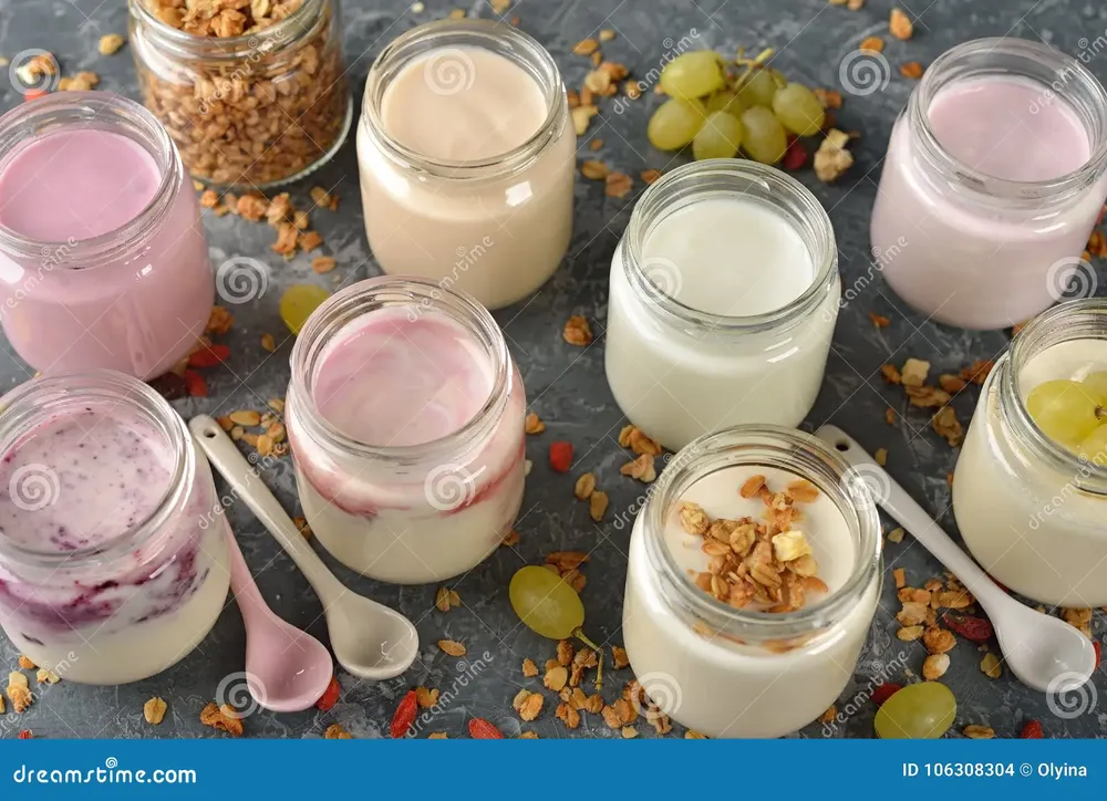 diversos-yogures-naturales-106308304