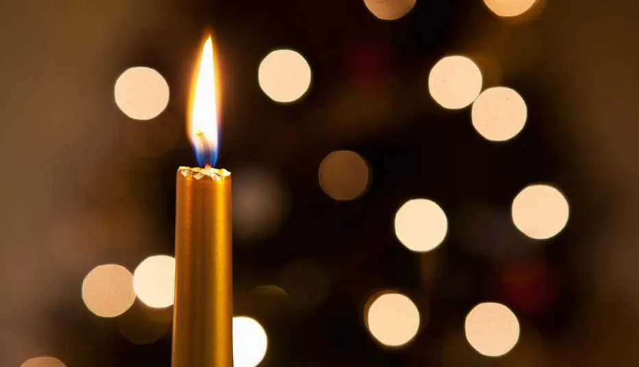 1140-candle-lights-holiday-grief-family-esp