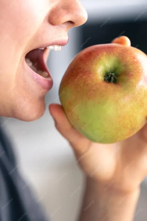 fotografia-detallada-mujer-comiendo-manzana-fresca-entera_169016-48580