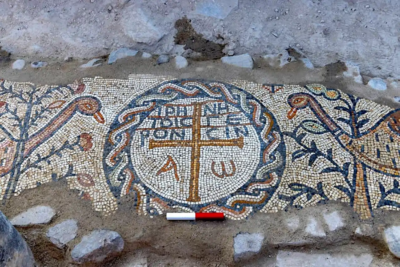 detalle-de-un-medallon-con-la-inscripcion-la-paz-sea-con-los-ancianos-rodeado-por-gansos-egipcios-encontrado-en-el-yacimiento-arqueologico-de-hippos-en-el-israel_07fb78ce_250827145428_1280x853