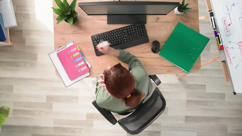día-de-trabajo-una-empleada-la-empresa-joven-trabaja-en-computadora-sentada-mesa-vista-superior-oficina-290330795