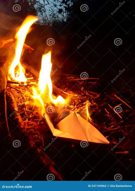 un-bote-de-papel-en-el-fuego-una-fogata-247169062 FOGATA