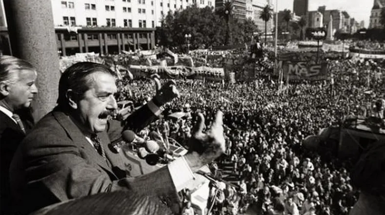 raul-alfonsin-balcon-casa-rosada-1983